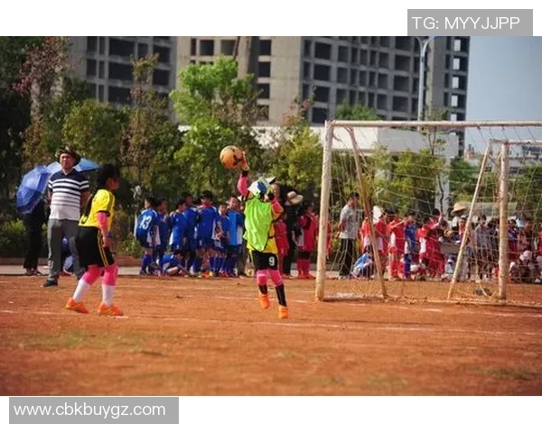 课间足球赛场上的小明星们与梦想的追逐 课间足球赛场上的小明星们与梦想的追逐